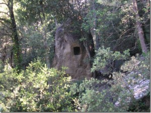 roc foradat, Prats de Lluçanès